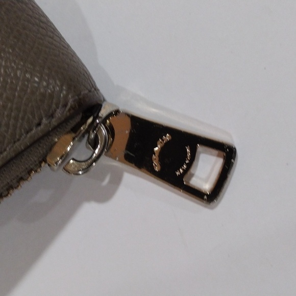 Coach Brown Leather Zip Wallet – Dual-Tone Design - Gold Logo | Sleek & Stylish - Picture 4 of 15